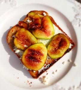 grilled figs with ricotta and a drizzle of honey on fruit toast 